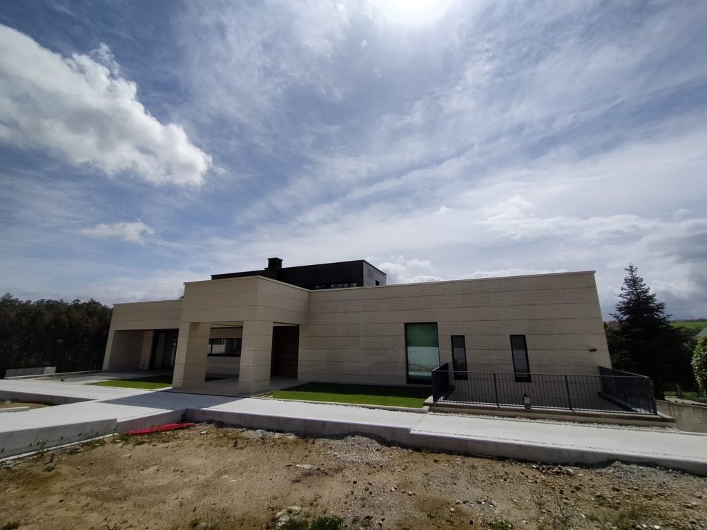 vivienda unifamiliar moderna con grandes ventanales