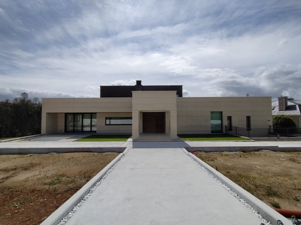 acabados en madera y vidrio, rodeada de un entorno natural